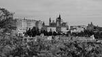 Blick durch die Baumkronen auf den Knigliche Palast (Palacio Real) und die Almudena-Kathedrale (Santa Iglesia Catedral Metropolitana de Santa Mara la Real de la Almudena) .