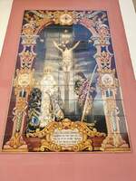 Wandbild Santisimo Cristo del Mar, Nuestra Seora de los Dolores coronada y San Juan de la Palma mit bemalten Keramikfliesen bei der Basilica Santa Maria in Alicante, 13.11.2023