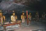Buddha-Statuen im Höhlentampel von Dambulla.