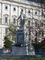 Wien, Mozart Denkmal im Burggarten, erbaut 1896 durch Karl Knig und Viktor Tilgner auf dem Albertinaplatz (20.04.2019)