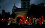 Die Weihnachtsdekoration des Goodwood Park Hotels in Singapur kurz nach Einbruch der Nacht im November 1988