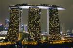 Das Marina Bay Hotel in Singapur bei Nacht.