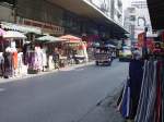 Bangkok 14.01.2011: Marktgeschehen gleich neben dem Baiyoke Tower.