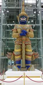 Yaksha- (Tempelwchter) Statue Viruncamban im Flughafengebude Bangkok Suvarnabhumi.