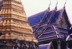 Dach und Giebel eines Tempels in Wat Phra Kaeo in Bangkok.