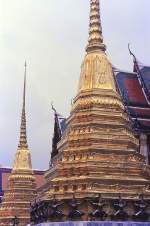 Goldene chedies in Wat Phra Kaeo in Bangkok.