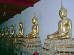BNuddha-Statuen in Wat Phra Kaeo in Bangkok.