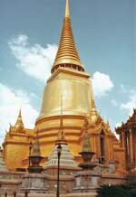 Bangkok, der goldene Reliquienschrein Phra Sri Rattana Chedi des Wat Phra Kaeo.