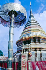 Die Goldene Chedi mit einem Zeremonienschirm im Wat Phra That Doi Suthep in Chiang Mai.