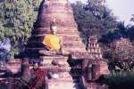 Buddha-Statue in der Ruinenstadt von Sukhothai, der Hauptstadt des Sukhothai-Königreiches im 13.