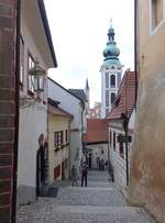 Cesky Krumlov/Krumau, Gasse im Latran Viertel mit Kirche (26.05.2019)