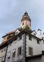 Altstadthaus mit Schlossturm im Hintergrund in Česk Krumlov am 15.08.2020.