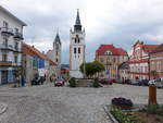 Vimperk, Pfarrkirche Mari Heimsuchung am Beginn des Stadtplatzes, erbaut ab 1365 (25.05.2019)