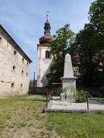 Kadov, Kriegerdenkmal und Pfarrkirche St.