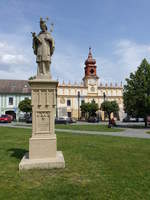 Veseli nad Luznici, Statue und Rathaus von 1579 am Namesti Masaryka (27.05.2019)