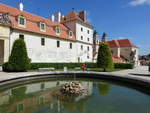 Valtice, Brunnen und linker Schloflgel von Schloss Felsberg (31.05.2019)