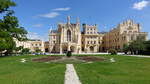 Lednice, Schloss Eisgrub, erbaut von 1846 bis 1858 im neugotischen Stil (31.05.2019)