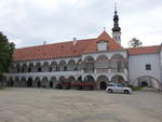 Oslavany, Schloss, Innenhof mit zweigeschossigen Arkadengngen, erbaut im 16.