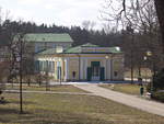 Kurpark mit der Kolonnade der Salzigen Quelle und der Wiesenquelle von Franzensbad im Hintergrund am 26.