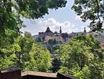 Blick am 10.06.2022 von der Umgehungsstrae aus auf Burg und Stdtchen Loket.