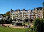 Marienbad (Marianske Lazne), nach Karlsbad der bekannteste Ort im Bhmischen Bderdreieck, hier eine restaurierte Huserzeile am Kurpark, Okt.2006