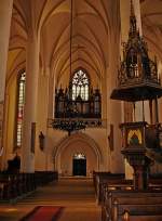 Eger (Cheb), Innenraum der St.Nikolaus-Kirche mit Kanzel und Orgel, Okt.2006