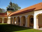 Eger (Cheb), restaurierter Kreuzgang an der Wallfahrtskirche Maria Loreto, Okt.2006K