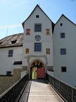 Burg Seeberg im Egerland, der Aufgang zur Kernburg mit dem gotischen Portal fhrt ber den Halsgraben, frher mit Zugbrcke versehen, Mai 2007