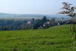 Eger (Cheb), Blick von der Wallfahrtssttte Maria Loreto auf den Ort Kinsberg (Hroznatov)mit der Burg, Okt.2006