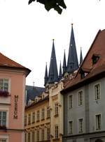 Eger (Cheb), Blick vom unteren Marktplatz zu den Doppeltrmen der St.Nikolaus-Kirche, Aug.2014