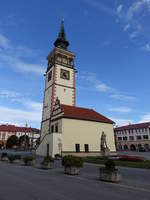 Dobruska / Gutenfeld, Renaissance-Rathaus mit Turm am Marktplatz (29.09.2019)