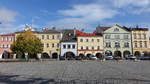 Hostinne / Arnau, Huser mit Laubengnge am Marktplatz (29.09.2019)