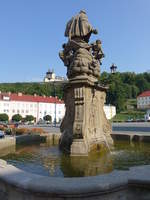 Fulnek, Sarkander Brunnen mit Nepomuk Statuengruppe am Marktplatz, erbaut 1749 von Johann Georg Heintze (31.08.2019)