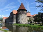 Svihov/ Schwihau, Wasserburg, erbaut von 1480 bis 1489, die Wirtschaftsgebude der Vorburg dienten 1972 als Kulisse fr den berregional bekannten Mrchenfilm Drei Haselnsse