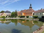 Chudenice/ Chudenitz, Dorfweiher mit Pfarrkirche St.