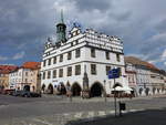 Litomerice / Leitmeritz, historisches Rathaus am Mirove Namesti, erbaut von 1537 bis 1539 durch Meister Paul im Renaissancestil, Rolandfigur von 1539 (27.06.2020)