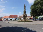 Hostka / Gastorf, Dreifaltigkeitsstatue am Hauptplatz, erbaut 1737 durch Mathias Tollinger aus Auschaer Sandstein (28.06.2020)