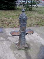 Dieser kunstvoll gearbeitete gusseiserne Brunnen steht auf dem Gelnde des Bahnhof Klasterec nad Ori, 02.02.08