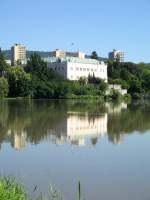 Das Schloss Klasterc spiegelt sich im Wasser der angestauten Eger, 25.08.07