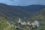 Das kleine rtchen Těchlovice nad Labem mit der Kirche  Johannes der Tufer .