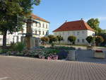 Zebrak / Bettlern, Weltkriegsdenkmal und Rathaus am Marktplatz Namesti (27.06.2020)