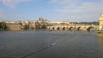 Der Karlsbrcke und im Hintergrund die Burg Hradčany(der Hradschin) am 26.9.2013.