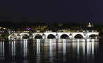 Die Prager Karlsbrücke in der Nacht vom 26.