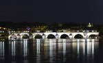 Die Prager Karlsbrcke in der Nacht vom 26.