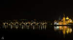 Nchtlicher Blick auf die Karlsbrcke in Prag, auf der rechten Seite zu sehen das dem tschechischen Komponisten Bedřich Smetana gewidmete Museum.