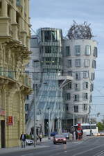 Das  Tanzende Haus  ist ein Beispiel fr auergewhnliche Architektur der Moderne.