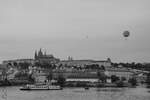 Blick ber die Moldau auf den Hradschin mit der Prager Burg.