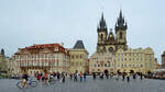 Viele Touristen bevlkern den Altstdter Platz in Prag.