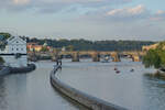 Blick ber die Moldau auf die Karlsbrcke.