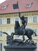 Die Bronzestatue des Drachen tötenden Heiligen Georg stammt aus dem 14.